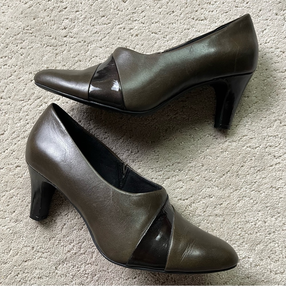 Clarks Artisan Olive Green Heels Booties Two-Tone Leather 10M